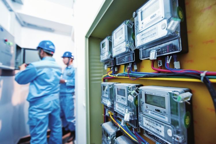 　　2015年底，廣東深圳供電局的智能電表覆蓋率是54%，低壓集抄覆蓋率僅為14%，在南網(wǎng)排名靠后。而在2017年12月底，深圳已在全網(wǎng)率先實(shí)現(xiàn)智能電表與低壓集抄兩個100%全覆蓋和無人工現(xiàn)場抄表，遠(yuǎn)程抄表電子化結(jié)算率達(dá)99.96%