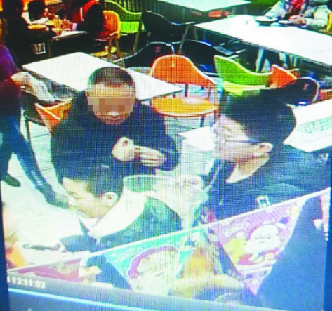             	近日，冰城市民刘先生和张先生分别在学府路凯德广场溜达时，苹果手机相继被偷。正当他们准备报警时，民警找到他们，将被盗手机归还
