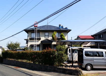                 	                    	随着日本逐年调降太阳能收购价格，2017年度日本产业用太阳能电力收购价格已较2012年度狂砍近5成，这让日本&ldquo;太阳能泡沫&rdquo;崩坏，相关企业相继败退，2017年太阳能相关企业破产件数续创新高纪录。		调查报告显示，2017年日本太阳能相关企业破产件数达88件，较2016年飙增35.4%，连续第3年创下2000年开始进行调查以来历史新高纪录