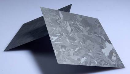                 	                    	中美之间的贸易战中，最受打击的多晶硅生产商之一是美国的HemlockSemiconductor。该公司在2014年底因这一原因不得不停建在田纳西州的一个12亿美元制造厂，使公司遭受重创