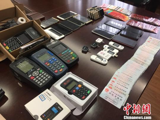            	上海首起利用支付平台盗刷信用卡诈骗案近日告破。图为警方缴获的作案工具