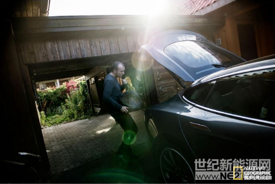 終有一天，電動(dòng)汽車將取代汽油或柴油動(dòng)力汽車，問題是，需要多久?國際貨幣基金組織和喬治城大學(xué)的研究者表示，比我們想象的更快。研究者參照20世紀(jì)初馬匹和馬車的迅速消失，認(rèn)為到2040年，美國、加拿大、歐洲和其他富裕國家超過90%的客運(yùn)車輛將會(huì)使用電力驅(qū)動(dòng)