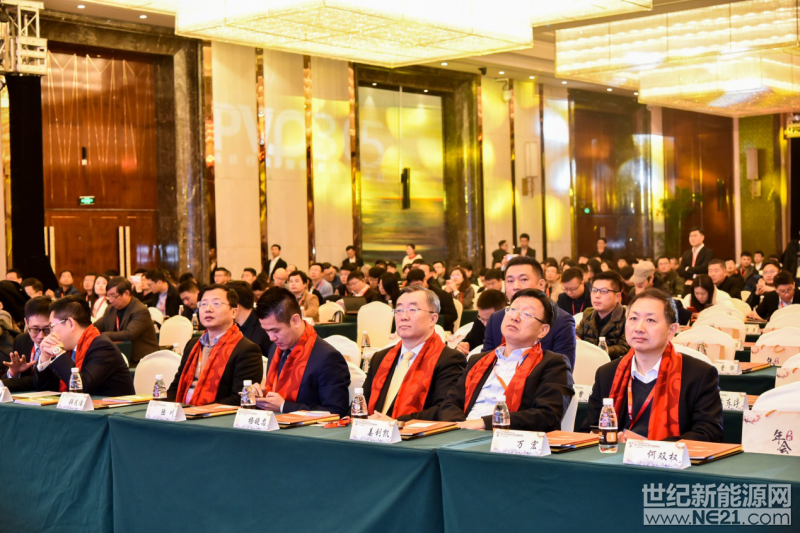由365光伏主办，协鑫集团有限公司联合主办的&ldquo;第五届中国光伏行业年度颁奖典礼&rdquo;于1月15日至16日在苏州皇家金煦酒店隆重举行。现场会议齐聚了数百家行业领先企业，共计800多人与会，共话光伏今与明