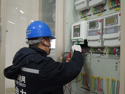 　　云南紅河個(gè)舊供電局大屯供電所計(jì)量器具室建設(shè)年度考評，通過一年的努力，依照“三位一體”管理思路計(jì)量器具室建設(shè)得到了豐富的成果，效果顯著，在個(gè)舊局2017年度供電所反腐倡廉建設(shè)考評中，得到了局監(jiān)察審計(jì)部的認(rèn)可，管理方法和思路也被認(rèn)可并推薦推廣使用。  (圖片來自網(wǎng)易) 　　計(jì)量裝置“三位一體”管理，即以廉潔、安全、規(guī)范為基準(zhǔn)要素管理計(jì)量裝置的一套思路