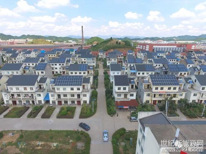 &nbsp;2017年，中国光伏新增装机量超50GW，其中分布式近20GW，惊人的增速与傲人的成绩，说2017年是家庭光伏元年一点也不为过。这一年发生了很大的改变，不断紧缩的指标随着630的结束，集中式的时代过去了，技术升级与成本降低加上政策利好，让分布式光伏撑起了17年光伏发展的曲线