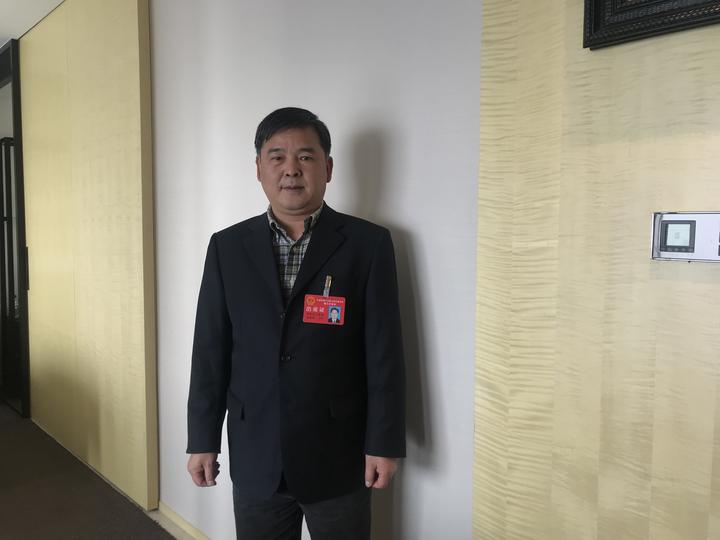 　　浙江宁波&ldquo;两会&rdquo;上，宁波市人大代表、国网宁波电力小草奉化服务队队长周国军十分关心社会公共事业服务工作，他建议，要积极推进新建住宅小区水表、电表、气表、热表等&ldquo;多表合一&rdquo;建设，促进智能楼宇和&ldquo;互联网+&rdquo;智慧能源发展，提升社会公共事业服务水平。&nbsp;&nbsp;图为浙江宁波&ldquo;两会&rdquo;代表周国军&nbsp;　　在周国军看来，&ldquo;多表合一&rdquo;建设有重要的意义
