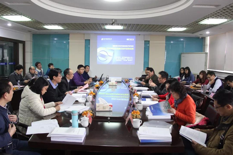 　　近日，浙江省计量院为主参与的国家重大科学仪器设备开发专项&ldquo;跨尺度三维光电振动测量仪的开发和应用&rdquo;初步验收会召开。&nbsp;&nbsp;图为验收会现场&nbsp;　　验收会议由国家科技部委托浙江省科技厅组织