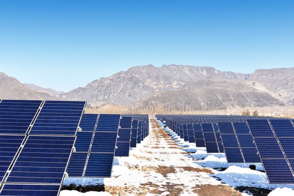 　　中国能源网┃日前，国内最大（5MW）的叠瓦组件地面电站-寨河苑光伏电站在河南济源并网发电。该项目全部采用赛拉弗多晶日食组件，为国内首个叠瓦组件地面电站项目
