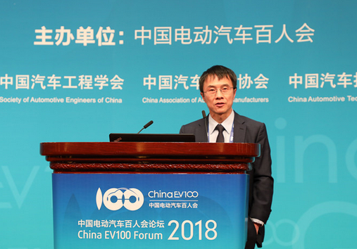 	非常感谢各位领导、各位企业领军人物、技术专家，今天我代表百度很高兴有机会在百人会这样一个论坛给大家分享一下百度是如何来用开放的平台和生态，协助推进整个汽车工业走向智能化。		百度集团总裁兼首席运营官：陆奇	汽车工业电动化、智能化是两大驱动的引擎，首先，我先给大家分享一下驱动的核心因素，是人工智能的技术