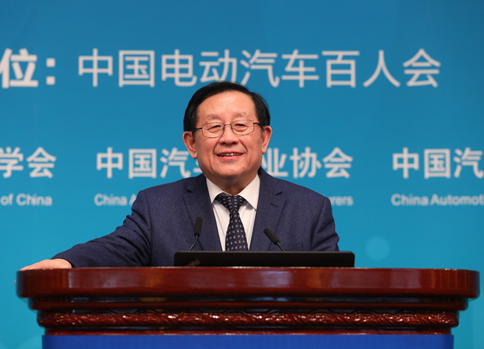 	尊敬的清泰主任、冠华院士，各位同志们、朋友们，大家下午好！一年一度再次相聚在百人会的论坛。今天上午有幸陪同我们尊敬的老领导岚清同志一一考察了各位创新的成果，年年来、年年看，确实给我们以极大的振奋，整车、零部件齐头发展，质量越来越好，越来越引人注目，越来越适合于市场的需求