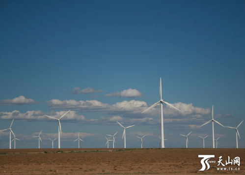             	编者按：新时代要有新气象，更要有新作为。党的十九大召开后，新疆各族群众把智慧和力量凝聚到落实党的十九大提出的各项任务上来，进行伟大斗争，建设伟大工程，推进伟大事业，实现伟大梦想，不忘初心，继续前进，奋力开创中华民族伟大复兴更加光明的前景
