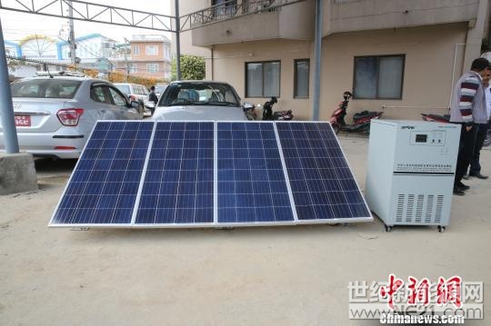 图为赠送给尼泊尔太阳能户用光伏发电系统样品。　张晨翼　摄中新网加德满都1月21日电 (记者 张晨翼)中国向尼泊尔赠送的32000余套太阳能户用光伏发电系统21日在加德满都正式交接