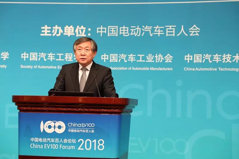 	中国储能网讯：	 	现代汽车集团副会长梁雄哲 	女士们，先生们，大家下午好！我叫梁雄哲，是现代汽车集团研究开发本部副会长，专门负责公司的研发和一些技术开发工作。首先我非常高兴受到邀请，能够出席今天这么重要的也是非常高端的中国电动汽车百人会论坛，也非常感谢有这样的机会能够给各位分享一下现代技术的愿景和最近的一些进展