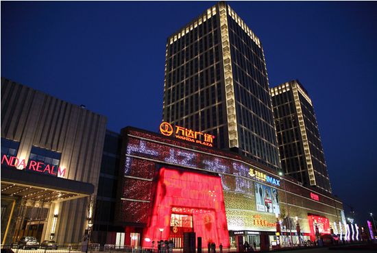                	                    	去年7月，万达和融创、富力签署了文旅项目、酒店资产转让协议，仅此一项协议就减债440亿元，回收现金670亿元，相当于减债1100亿元。王健林表示，今年还将继续降低企业负债