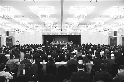             	图为全省治霾工作会议现场。图为工作人员调试监测设备