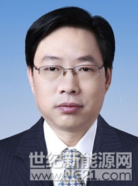 王晓林，男，汉族，1963年10月生，重庆市人，1983年7月参加工作，1989年11月入党，大学本科学历，高级工程师。1983年7月任北京矿务局杨坨矿技术科技术员、助理工程师;1989年4月任华能精煤有限责任公司计划部工程师;1991年8月任华能精煤有限责任公司计划部副经理;1992年5月任华能精煤有限责任公司生产部副经理;1995年10月任神华集团有限责任公司生产部副经理;1996年4月任神华集团有限责任公司计划部副经理;1999年7月任神华集团有限责任公司计划部经理;