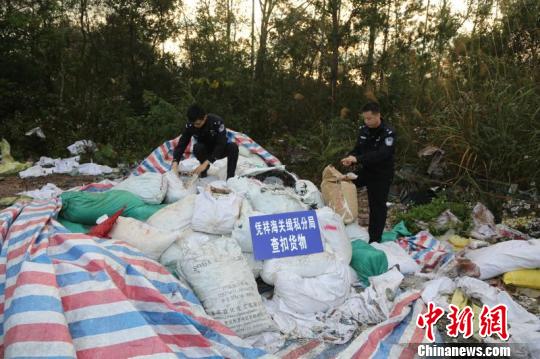             	图为海关查获的洋垃圾　韦雪峰　摄南宁海关22日通报，1月19日凌晨，该关在福州海关缉私局和地方公安机关的协助下，开展打击洋垃圾走私专项行动，出动警力95人，抓获犯罪嫌疑人11名，查获废塑料、废轮胎现货100余吨，打掉2个洋垃圾走私团伙。经查，2017年5月至今，以马某某、周某某为首的走私团伙，向货主揽取境外的洋垃圾等货物，然后通过广西崇左市中越边境非设关地将废塑料、废轮胎等走私入境后，再拉往南宁驳装大车再运往广东等地