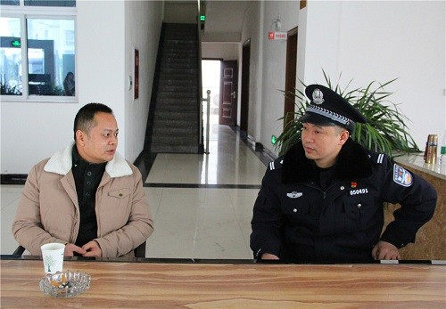             	在“百日平安会战”中广安市公安局经开区分局政治处主任钱广银走进经开区护安汽车城，与一企业负责人交谈企业如何加强安保措施。年末岁首，1月23日下午，广安市公安局经开区分局在“百日平安会战”中，民警对辖区企业、社区、农村等地逐一进行“一对一”宣传讲解治安防范措施，与辖区企业和群众共同构建“治安防范”大网络，为企业发展营造良好的社会环境，为辖区建设“平安社区”打下坚实的基础，助推经济社会发展和谐稳定的发展