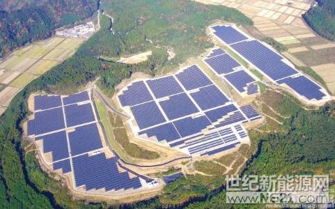 由东京盛世利株式会社(TokyoCenturyCorporation)和京瓷株式会社共同出资成立的京瓷TCL太阳能联合公司在日本山口县建成约21.1MW光伏电站，于本月11日举行竣工仪式，目前已投入运行。此电站占地约90万㎡，共使用了78,144块京瓷光伏组件，预计年发电量约达2,300万kWh，相当于约7,730户普通家庭一年的用电量