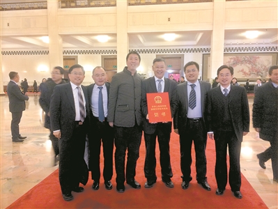 	中国储能网讯：上周末，在钓鱼台国宾馆召开的中国电动汽车百人会论坛上，国家科技部部长万钢在总结新能源汽车发展成就时，提到如今“动力电池系统价格已经下降到2元/瓦时以下，而产能达到200G瓦时，基本上满足产业化和市场的需求。”		康飞宇教授及科研团队部分成员领取国家技术发明奖二等奖