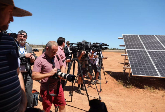 	中国储能网讯：2018年1月23日当地时间下午3点，由追日澳大利亚公司（SSEAustralia）开发建设、中国北控清洁能源集团投资的南澳大型地面光伏电站一期工程正式竣工，这是南澳的第一个大型地面光伏电站项目，同时也是南澳首个华人新能源公司开发建设的大型地面光伏电站项目。当天，南澳州长杰伊·韦瑟里尔（Jay Weatherill）、吉尔（Giles）选区议员埃迪·休斯（Eddie Hughes）、投资方中国北控清洁能源集团执行总裁王野，以及SSE Australia总经理王栋、项目总监科林·吉勒姆（C