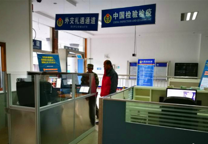 　　1月20日，云南怒江出入境檢驗檢疫局一臺“熱成像式紅外測溫儀”在片馬口岸安裝調(diào)試并投入使用。  圖片來自怒江大峽谷網(wǎng) 　　該設備集成了體溫監(jiān)測預警、人員信息自動錄入等功能，當入境人員進入入境通道，該測溫儀便能通過紅外測溫自動監(jiān)測入境人員體溫