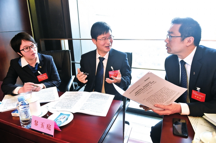 　　会议期间，与会代表在热烈讨论董事长讲话和总经理工作报告。　南网报记者 李志杰 摄　　&ldquo;政治站位高，战略目光远，具体工作实