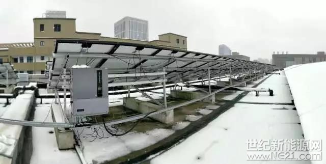 今冬以来，多地终于迎来了降雪，那么在大雪天，咱家的光伏电站都需要注意什么呢?今天就从安装、清雪和注意事项三方面来给伙伴们念叨念叨。下雪天太阳能电池板还能发电吗对此，密歇根理工大学副教授约书亚 皮尔斯表示：&ldquo;如果积雪完全覆盖住电池板，只有少部分太阳光穿过积雪照射到太阳能电池板上，那么产生的能量就显然少了