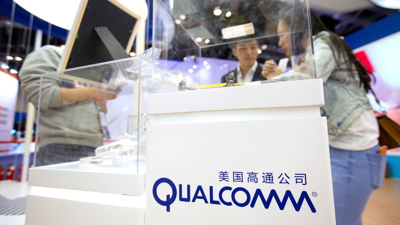 欧洲反垄断监管机构周三对高通公司(Qualcomm Inc.)罚款12亿美元,此举是因为高通公司向苹果公司(Apple Inc.)支付款项以换取2011年至2016年在iPhone手机中专用的高通智能手机无线电芯片。
欧盟委员会裁定,高通公司滥用其在4G LTE基带芯片市场的主导地位,将智能手机连接到蜂窝网络