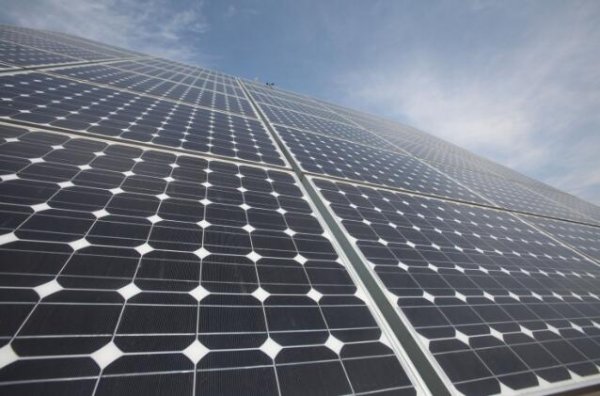 	　　2017年，中国光伏新增装机超53GW，同比增长53%。其中，光伏电站3362万千瓦，同比增加11%;分布式光伏1944万千瓦，同比增长3.7倍