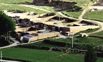 	在海拔3000多米的青海省湟源县西南部日月山下，有一个美丽、古老的村庄名叫兔尔干村。这里居住着汉、藏、蒙、回等多个民族，是汉文化与藏文化的交界处，唐蕃古道的必经之地