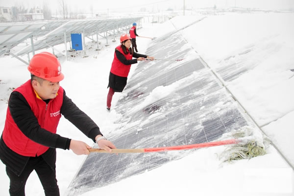 	&nbsp;	　　近期，河南内乡县连降大雪，气温较低，全县799个光伏扶贫电站积雪严重不能正常发电，内乡县供电公司组织1000多名志愿者深入各电站，不间断除雪，每天可挽回30万千瓦时发电量，相当于20多万元的损失。			                                                			                