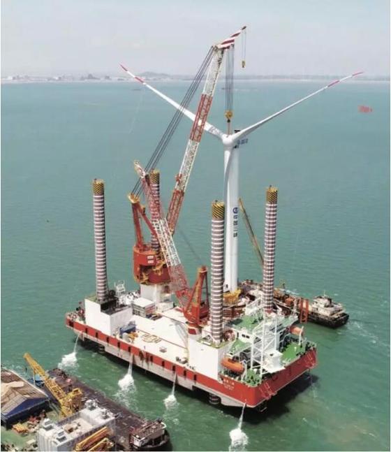 　　根據(jù)福建省海上風(fēng)電規(guī)劃，長樂遠(yuǎn)海、莆田平海灣、漳浦六鰲等場址規(guī)劃裝機為145萬～350萬千瓦，符合國家能源局“鼓勵實力較強的企業(yè)連片規(guī)模開發(fā)、發(fā)揮規(guī)模效益、帶動產(chǎn)業(yè)發(fā)展、降低發(fā)電成本”的政策。三峽集團正在上述4個場址開展前期工作，探索百萬千瓦級海上風(fēng)電場項目建設(shè)之路