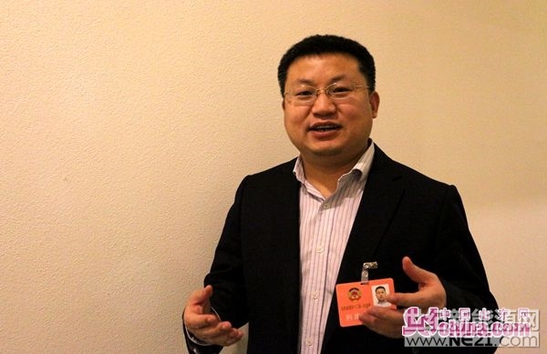 &nbsp;　　中国山东网1月26日讯&nbsp;(记者 马文文) &ldquo;截止到2016年底，山东省仍有3035个省定扶贫工作重点村，农村贫困人口242.4万人。&rdquo;2018年山东省&ldquo;两会&rdquo;期间，省政协群众代表、山东航禹能源有限公司董事长丁文磊表示，山东是太阳能应用大省，热水器、光伏在国内都是名列第一，光伏现在以10.35GW的安装量在国内名列第一，面对厚实的产业基础，成熟的国家补贴政策，山东省应该顺势而为，用好国家政策的红利，更多地造福地方、造福百姓脱贫增收