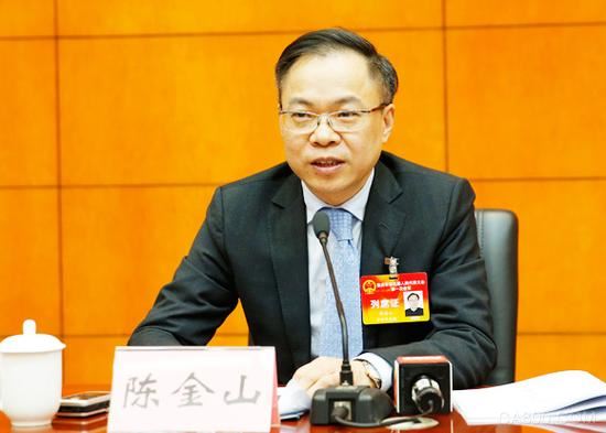 
                    
	1月27日下午，重慶市五屆人大一次會議舉行首場記者會，以“推動高質量發(fā)展”為主題，邀請市經(jīng)信委、市科委、兩江新區(qū)管委會相關負責人進行了交流。會上，市經(jīng)信委主任陳金山介紹，去年全年重慶戰(zhàn)略性新興制造業(yè)產(chǎn)值增長32.6%，全市規(guī)模企業(yè)研發(fā)投入280億元，工業(yè)企業(yè)的研發(fā)投入強度達到1.05%