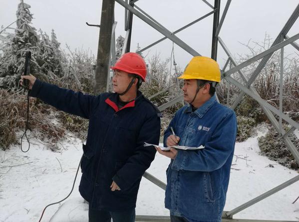 　　冬夜，深山里一片漆黑，气温下降至-5℃。没有路，只有前车走过的深深辙印和黄泥在车灯下清晰可见，沿着这些辙印，益阳供电公司输电运检室和变电运维室防冻融冰24名队员们在碎石中颠簸，向220kV民洢线哨所挺进