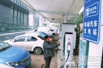 限行政策出臺(tái)后，河南新能源汽車(chē)更火了。在省會(huì)鄭州，限行后鄭州新能源汽車(chē)平均每天上牌286輛