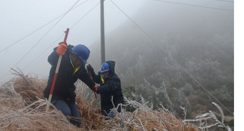　　近期，受新一轮寒潮影响，南方多省区出现低温雨雪冰冻天气，电网线路不同程度覆冰。记者从南方电网公司获悉，截至1月28日17时，该公司共有1041条线路覆冰，主网保持稳定运行，受影响的10150户用户已全部恢复供电