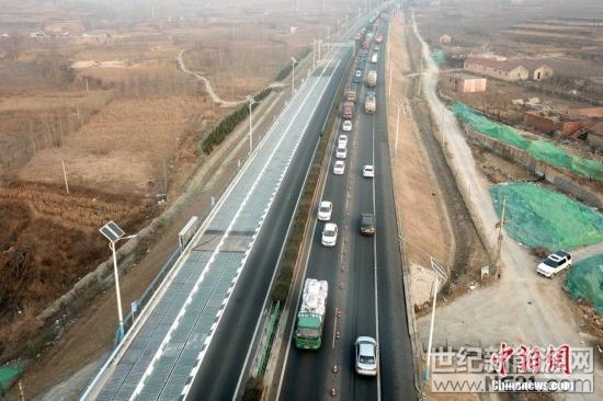 全球首个承载式光伏高速公路试验段在济南建成通车。 中新社记者 梁犇 摄中新社济南1月29日电 (记者 梁犇)济南警方29日通报称，中国首条光伏高速公路路面损坏是车载悬挂物对路面铲切、刮蹭所致