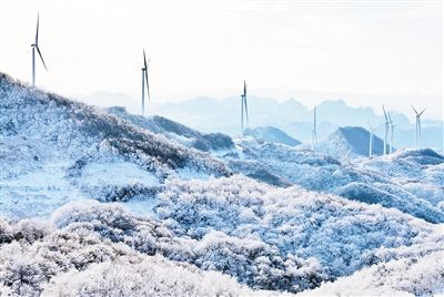             	人民图片网供图湖北省保康县后坪镇黄连山风力发电场24台风力发电机组近日投入运营，年上网电量达8280万千瓦时，每年可节约标煤35万吨，减少排放烟尘6000吨、二氧化碳150万吨、二氧化硫5000吨。图为风力发电机矗立在后坪镇的群山之中