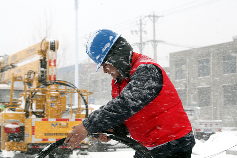 　　自1月24日下午，安徽省再次迎来大范围雨雪冰冻天气。受罕见的导线舞动和输电线路严重覆冰等影响，截至25日15时，安徽共有1647个台区、139498户停电，经全力抢修，已恢复896个台区、103320户供电
