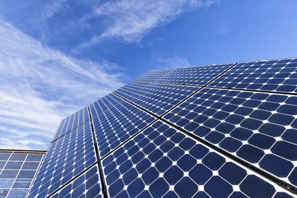                 	                    	日前，太阳能面板制造商晶科能源表示，董事会授权公司完成美国工厂的规划和建设，这将是该公司在美国的第一家工厂。		就在几天前，美国总统唐纳德˙特朗普宣布，美国将对进口太阳能面板征收最高达30%的关税