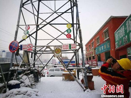             	乌鲁木齐供电公司低温下开展特巡及消缺工作。　潘进军　摄受较强冷空气持续影响，新疆近期出现较为明显的持续降温天气