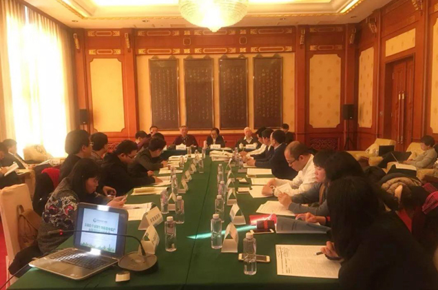 　　&nbsp;中国能源网┃1月30日，由生物质能源产业联盟发起，加快落实全国“百个城镇”生物质热电联产示范项目建设工作暨中国生物质发电产业转型升级倡议书，实施启动新闻发布会在北京钓鱼台宾馆举行。&nbsp;该“百个城镇”生物质热电联产县域清洁供热示范项目建设工作正式启动
