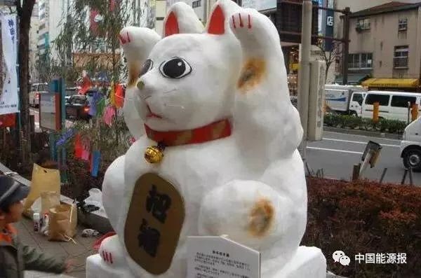             　　听说，全国各地都瞒着北京下雪了！&nbsp;　　你的城市呢？&nbsp;　　是在南方的艳阳里大雪纷飞，&nbsp;　　还是在北方的寒夜里四季如春？&nbsp;　　无论如何，&nbsp;　　这场冰雪盛宴着实让人兴奋了一把，&nbsp;　　各地朋友圈都纷纷晒起雪人！&nbsp;　　有这样的：&nbsp;&nbsp;这样的：&nbsp;&nbsp;　　还有这样的：&nbsp;&nbsp;　　然而，也有一些人的朋友圈是这样的：&nbsp;&nbsp;　　这是电力员工曾灵聪，&nbsp;
