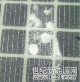 曬曬太陽(yáng)就能發(fā)電，冬天自動(dòng)融化積雪，未來(lái)電動(dòng)汽車(chē)跑上去還能充電……去年12月28日，全球首段承載式光伏高速公路試驗(yàn)段在濟(jì)南南繞城高速正式亮相。僅5天后，一段約1.85米長(zhǎng)、10至15厘米寬的路面便遭破壞，甚至有傳言稱(chēng)，有人惡意竊取這項(xiàng)“黑科技”
