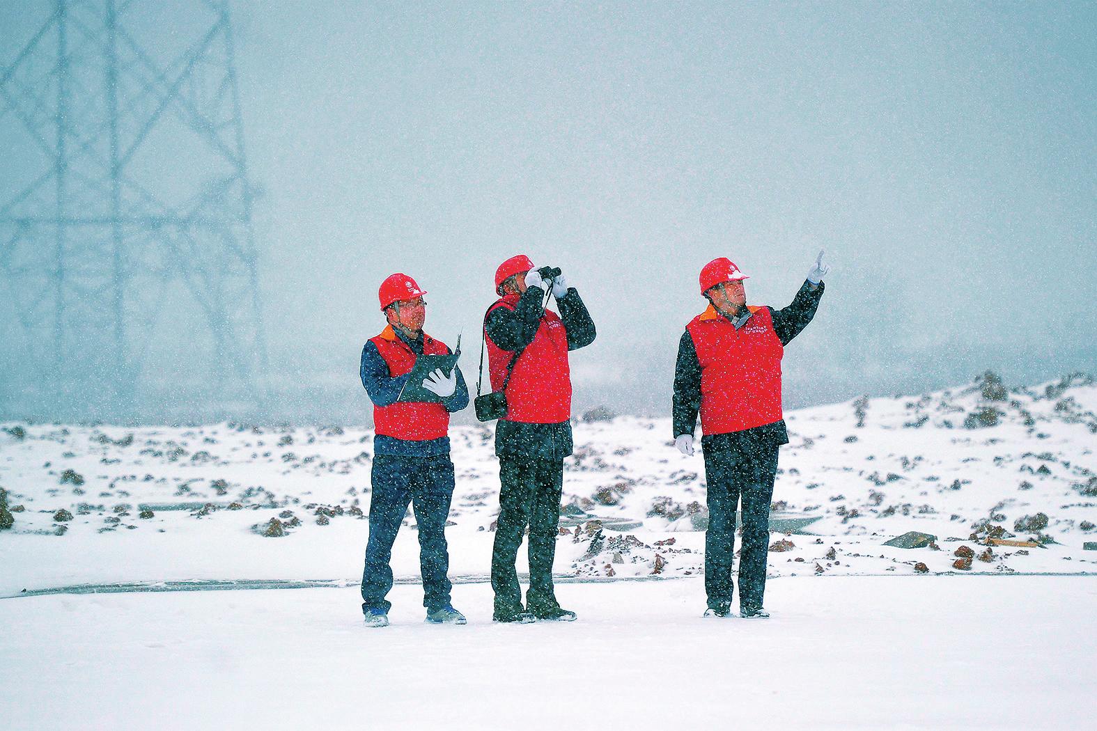 从1月29日开始,安徽雨雪天气逐步减弱,全省电力抢修重建工作全面铺开。截至30日7时,安徽已恢复9042个台区累计777968名用户供电,恢复率为96%