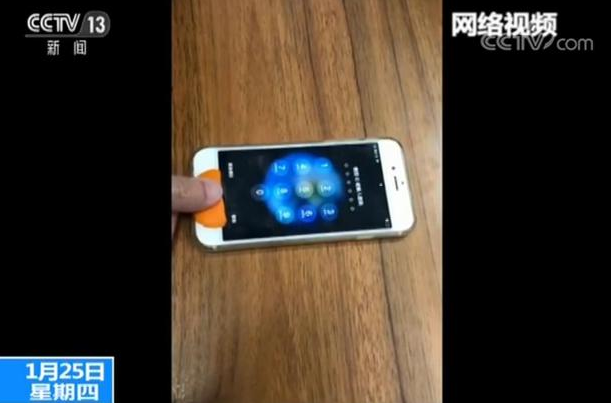             	近日，一段用橘子皮解锁手机的视频在网上疯传。手机指纹识别键经过简单处理后，不但任何人都可以解锁你的手机，连橘子皮都能轻松实现“芝麻开门”