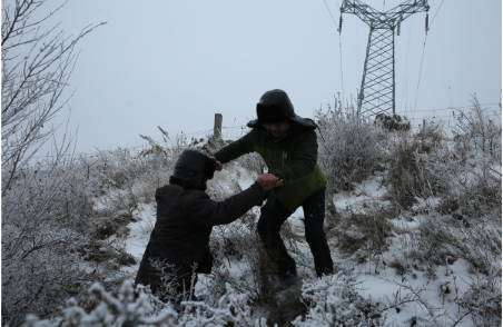 随着全国新一轮降雪降温天气的来临,宁夏六盘山区迎来新年第二场降雪,零下8摄氏度、零下10摄氏度,零下12摄氏度,固原地区气温屡创新低。据气象台预报,1月29日至30日,固原局地最低气温将达零下15摄氏度,固原市各县区相继发布黄色结冰、大雾,蓝色暴雪等预警信息,固原电网设备将再次接受恶劣天气的考验