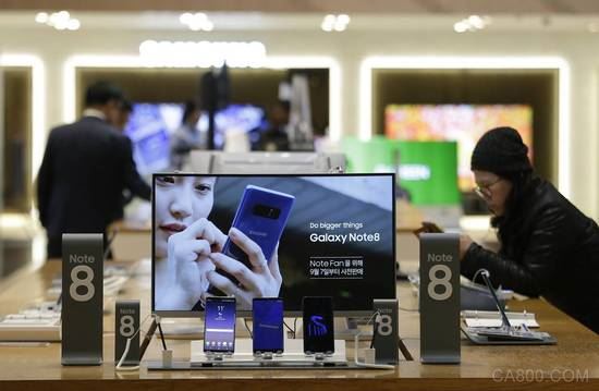 
                    
	（原標(biāo)題：Samsung Cashes In on Chips to Hit Another Record Profit）


	


	 


	1月31日消息，受益于存儲(chǔ)芯片的強(qiáng)勁需求，三星電子公司連續(xù)第三個(gè)季度錄得創(chuàng)紀(jì)錄的業(yè)績(jī)，盡管其智能手機(jī)部門(mén)的營(yíng)業(yè)利潤(rùn)出現(xiàn)下滑。


	該韓國(guó)科技公司表示，其第四季度凈利潤(rùn)從去年同期的7.09萬(wàn)億韓元增長(zhǎng)42％至12.26萬(wàn)億韓元（約合114億美元）